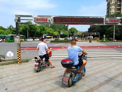 “防闯灯神器”现身武汉：自动拉绳 行人遵章率超95%