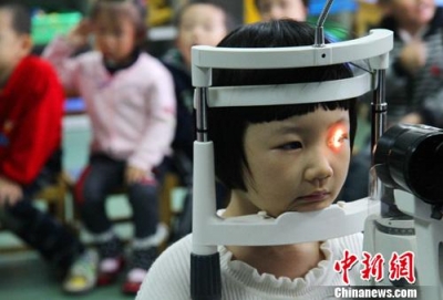 青少年近视率居高不下 “小眼镜”隐忧何以破除？