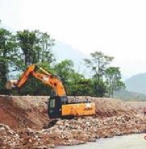 红安县河道采砂整治工作专班查处一非法采砂点