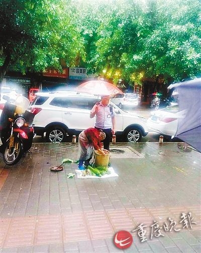 城管为卖菜老太撑伞抬背篓 一句回应让他感动流泪