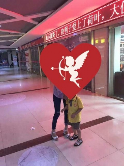 黄冈小朋友迷失街头 牵手警察找到“走失”妈妈