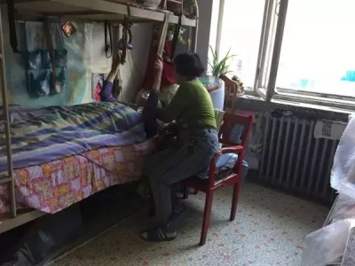 小法悦读|你爸躺在地上，而你在通讯录里...…