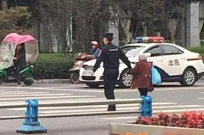 姑娘点了两杯特殊的饮料 温暖了整个朋友圈