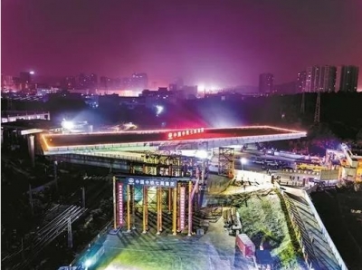 惊艳 | 桥上建桥还要空中转体100度！这段34秒延时摄影很震撼↓↓