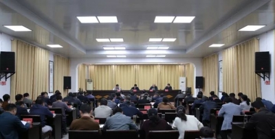 【学习贯彻十九大精神】市纪委监察局中心组集中学习强调：坚持对标看齐 把学习贯彻党的十九大精神引向深入