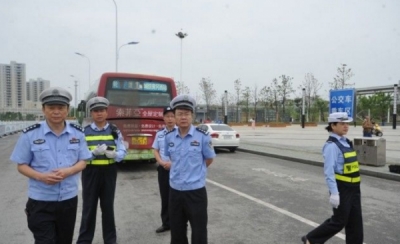 交警部门为迎双节到来 大力整治黄冈各火车站周边交通秩序 保障道路安全畅通