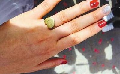 河北一新娘结婚不要彩礼走红网络 戒指为弹壳做成