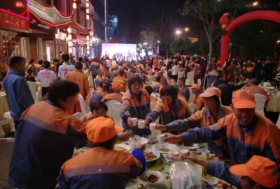 火锅店老板感恩 摆流水席请近300名环卫工人吃饭