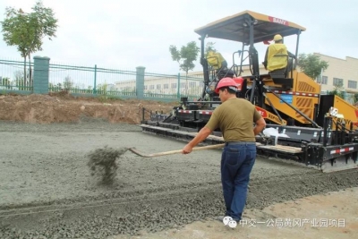 黄冈产业园项目正式进入路面施工阶段