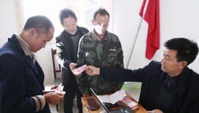 武穴：贫困户喜领取分红款