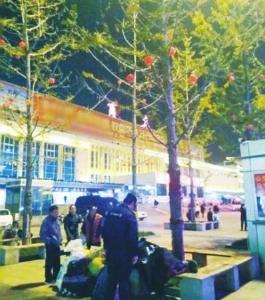 民警脱下棉服为熟睡农民工保暖 暖心举动引网友点赞