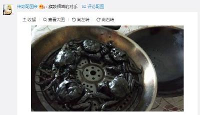 博主晒出母亲烧黑大闸蟹图片 网友纷纷晒出同款