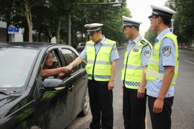 黄冈交警开展各项整治行动喜迎十九大！