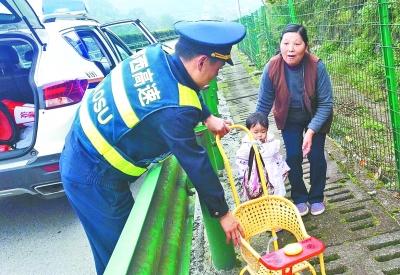  奶奶推婴儿车高速上“遛娃”：爬山路走累了