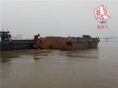 报废船撞翻货船差点撞上长江大桥 海巡艇顶住失控船避险