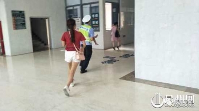 父母带两岁娃自驾游 孩子的这个危险举动让自己摔出车身亡