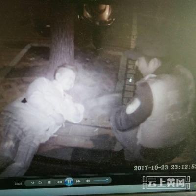 寒冷深秋，巡逻民警救助迷途老人
