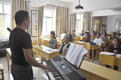 湖北多地老年大学“一座难求”，文化养老如何破题？