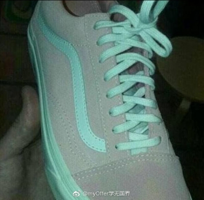 灰绿还是粉白？这双鞋到底什么颜色？网友已经吵翻了……