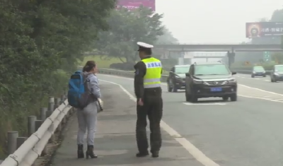 男子提着大蒸锅在高速超车道拦车 原因竟是这样