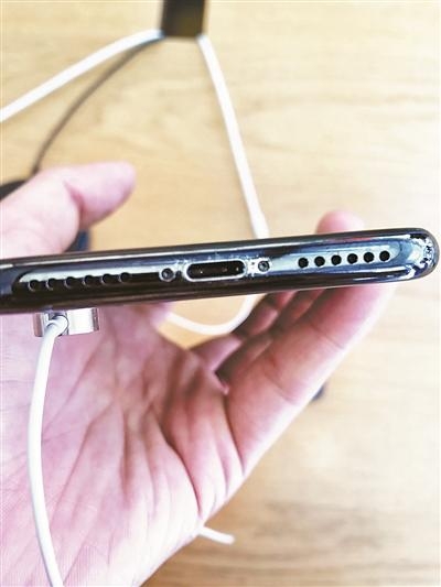 新买的iPhoneX用不到半个月掉漆 男子表示
