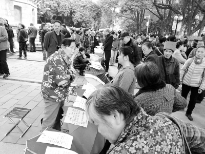 公园“民间相亲角”被职业婚介占据 坑了谁？
