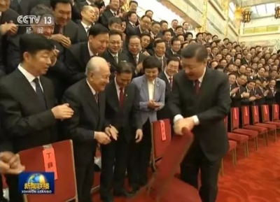 【今日头条】新闻联播这一幕刷屏了，网友：这个动作太帅！