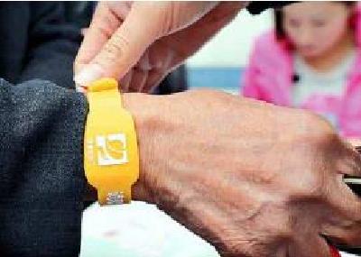 红安县“帮助失智老人回家” 黄手环公益活动启动