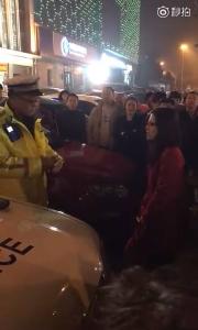 这个警察火了！教育逆行女司机这口才，出租师傅都比不了
