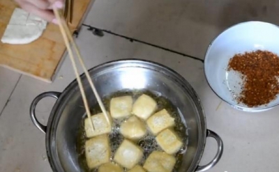 大学生宿舍做美食走红 校方叫停称违规使用明火