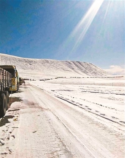 唐古拉山大雪困住数千车:有人被困3天3夜 饿了吃雪