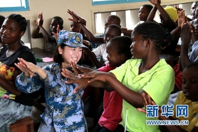 在国外,常有人主动向中国军人问候: