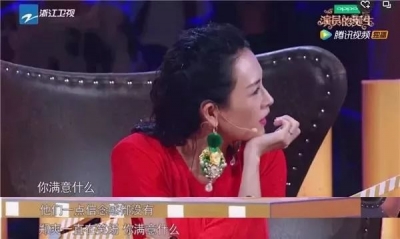 章子怡教完后辈演戏 赵薇又来教后辈安全走路了