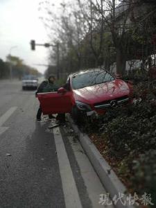 车主花30多万买奔驰却舍不得投车损险 结果悲剧了