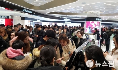 乐天免税店中国人排长龙 韩媒嫌少:没来旅行团！