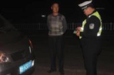 ​英山县公安局交警大队开展交通整治行动