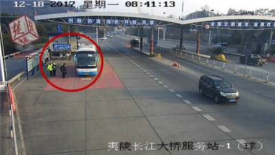  宜昌一营运大巴司机竟然酒驾 车上还有22名乘客