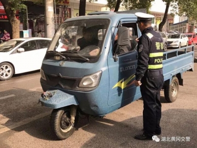 黄冈交警以“守点、巡线、控面”模式全力整治城区交通秩序