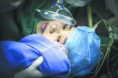 24岁消防员天津爆炸牺牲2年后，48岁母亲诞下一对龙凤胎……