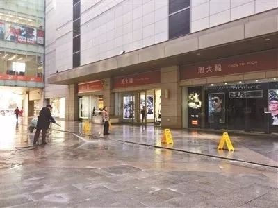 保安徒手接坠楼女双双身亡！网友：他不是傻，只是当过兵