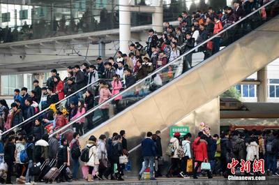 3.4万人昨涌向三大火车站 元旦小长假客流高峰提前出现