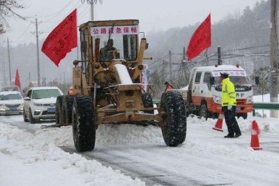 冰雪中的桔红身影-黄冈公路人坚守除冰雪保畅通一线不松懈