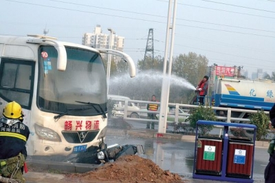 洒水车客串消防车救火 55岁司机被授予功勋城管奖章