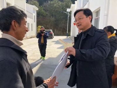 ​挪穷窝，入新居，奔小康：英山草盘地镇57户贫困户喜领