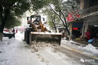 武穴：干群奋战第一线抗雪除冰保畅通