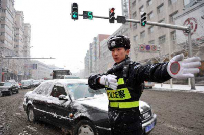 寒潮来袭：团风县多部门联动战冰雪保畅通