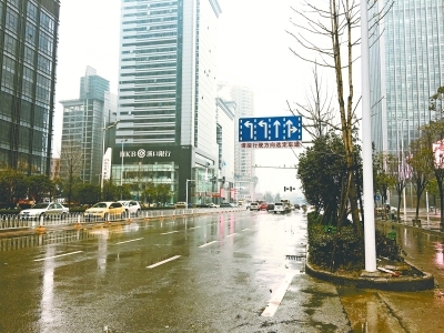道路标识与悬挂标识不符 武汉多名司机被误导