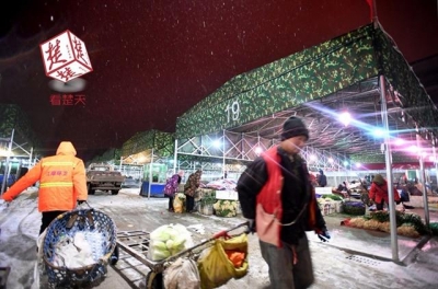 江城蔬菜供应：雪夜里批发菜少人工成本翻倍致价格涨