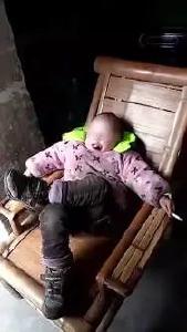 4岁留守男孩跷二郎腿，还边抽烟边嚼槟榔！网友都炸了