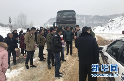 50余名司乘因大雪受困于湖北大悟 老区人民送温暖
